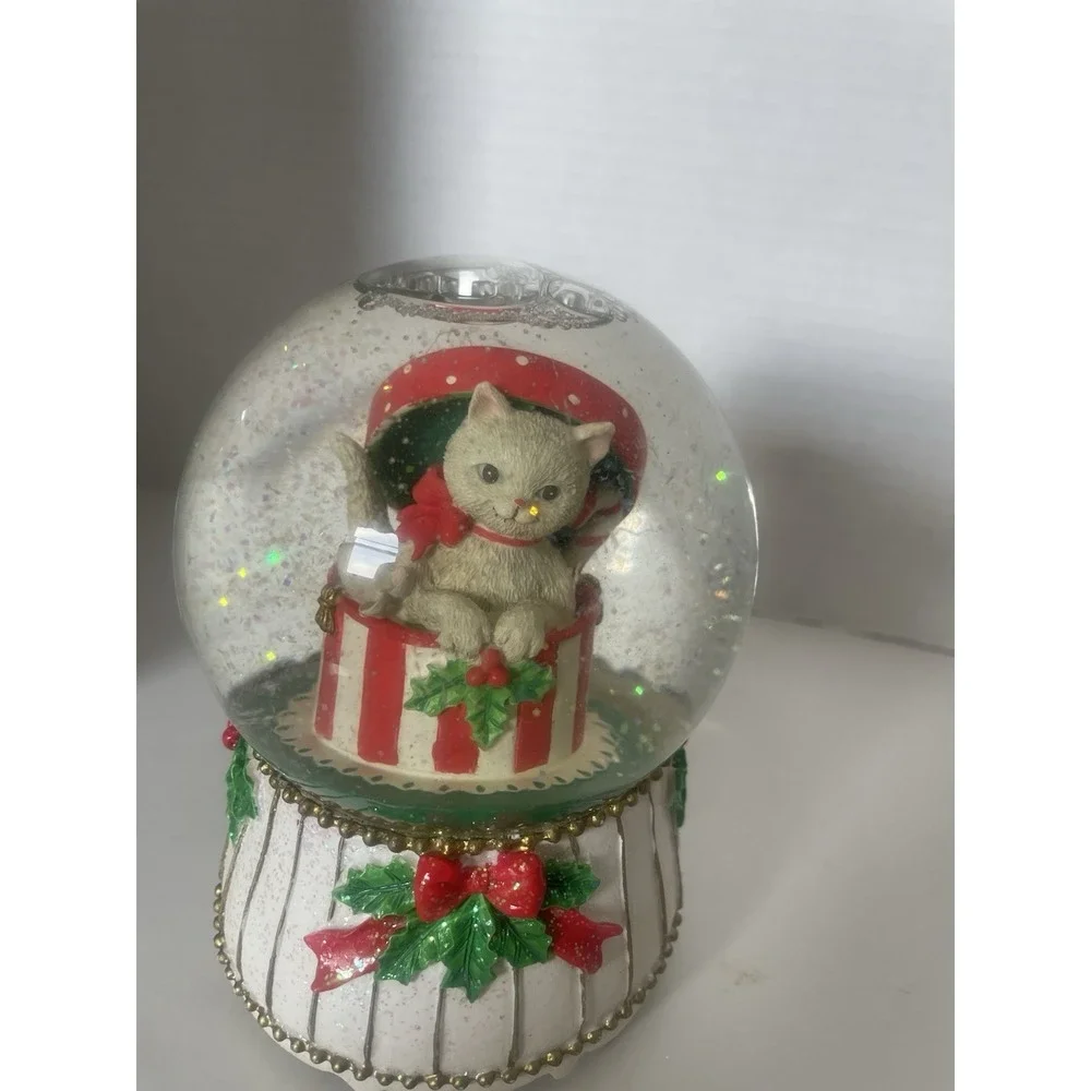 Rare! SAN FRANCISCO MUSIC BOX CO.  Kitten Hat Snow Globe 